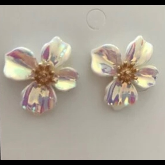 Last pair! Iridescent acrylic floral dogwood stud earrings - Picture 3 of 9